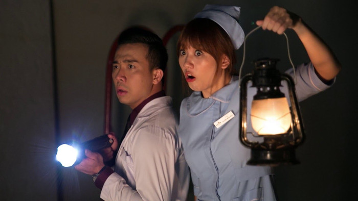 Trấn Thành và Hari Won trong phim Bệnh Viện Ma (2016).
