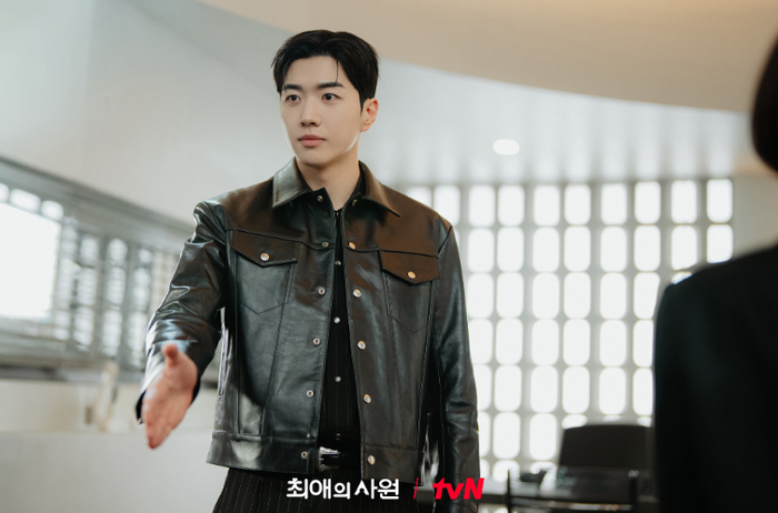 Ngoại hình nổi bật của Kang Hoon. Ảnh: TVN