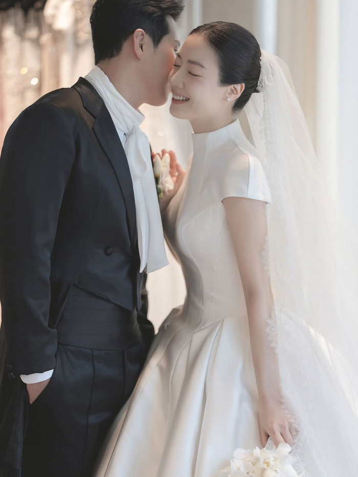 Cựu thành viên của nhóm T-ara nở nụ cười hạnh phúc khi chụp ảnh với chồng. Ảnh: IGNV