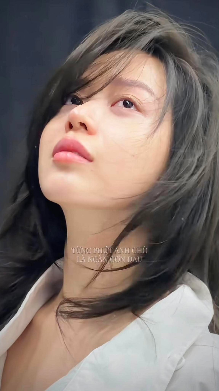 Thanh Thủy gần như để mặt mộc, khoe đường nét hài hòa.