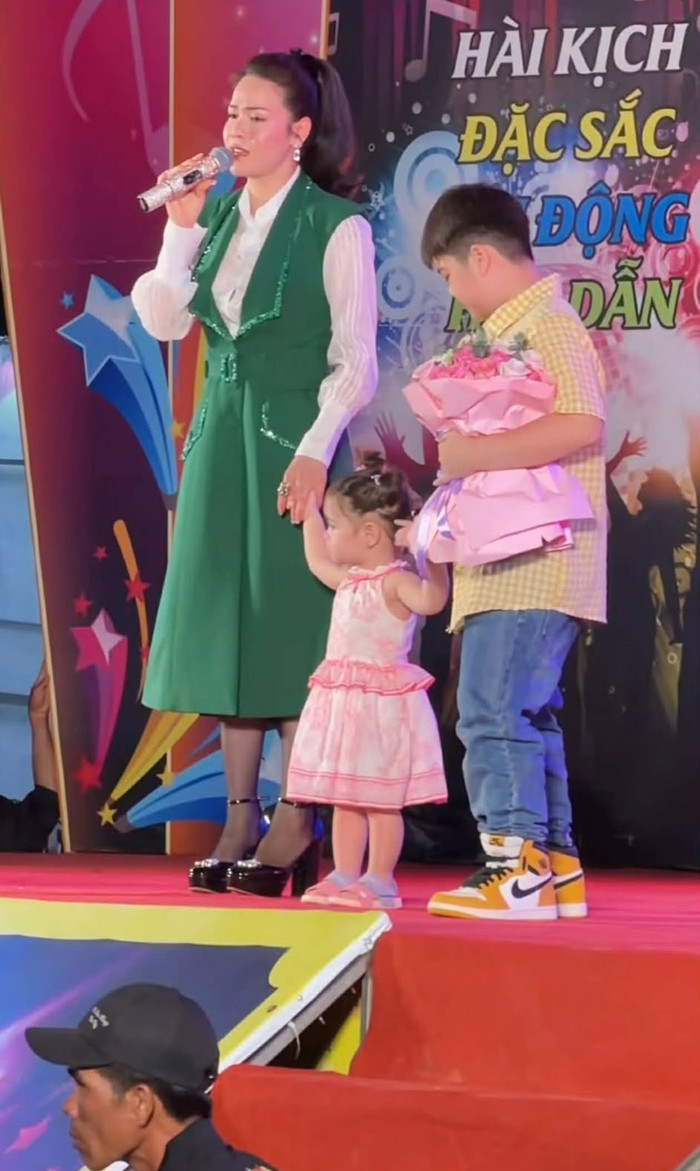 Ca sĩ Nhật Kim Anh công khai dẫn 2 con đi diễn cùng mình khiến khán giả bất ngờ.