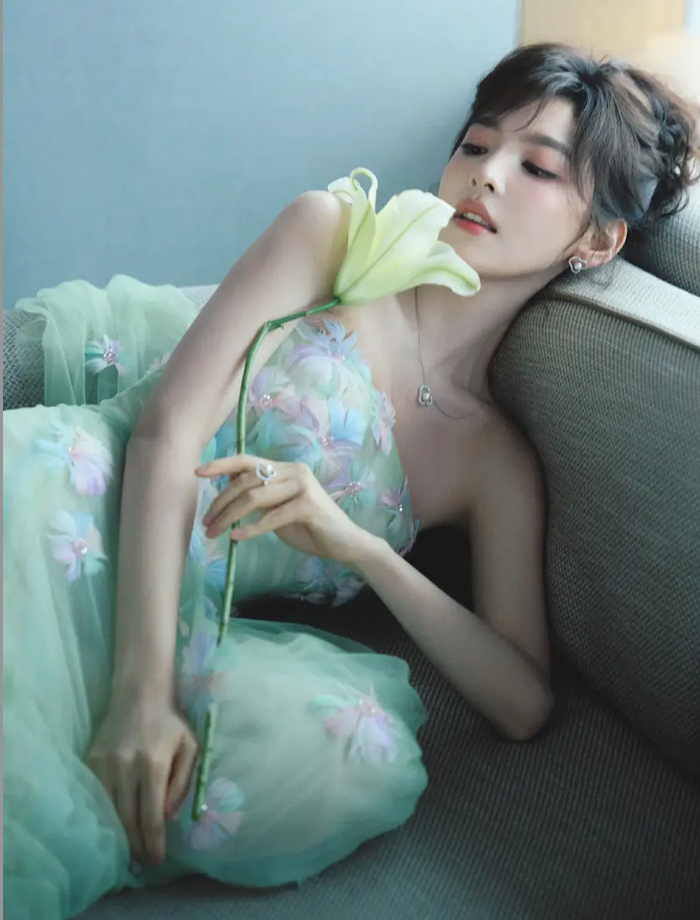 Loạt ảnh mới của Chương Nhược Nam nhanh chóng thu hút sự chú ý của người hâm mộ khi nữ diễn viên xuất hiện trong bộ váy voan xanh nhạt đầy nữ tính.&nbsp;