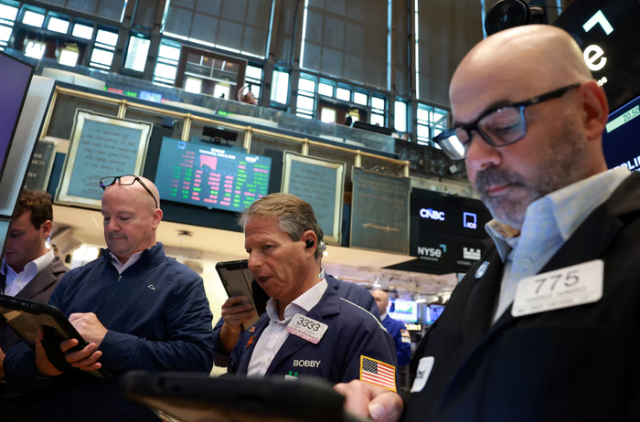Các nhà giao dịch làm việc trên sàn giao dịch Chứng khoán New York (NYSE) tại thành phố New York, Hoa Kỳ. Ảnh: REUTERS