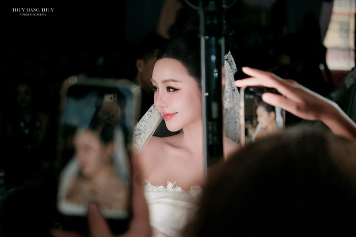 Nụ cười nhẹ nhàng và vẻ đẹp nữ tính của nữ diễn viên nhận được nhiều lời khen từ người hâm mộ.