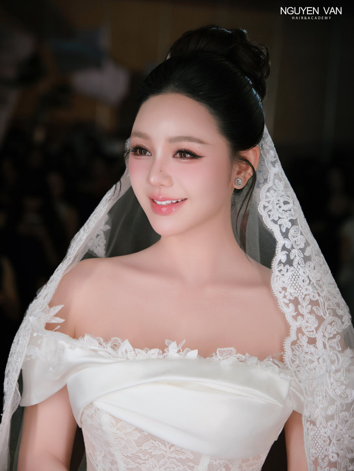 Quỳnh Kool gây chú ý khi xuất hiện trong tạo hình cô dâu với váy cưới trắng tinh khôi và thần thái rạng rỡ.