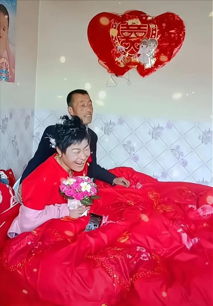 Cô dâu liên tục có biểu hiện lạ trong ngày cưới, cộng đồng mạng xôn xao Ảnh 2