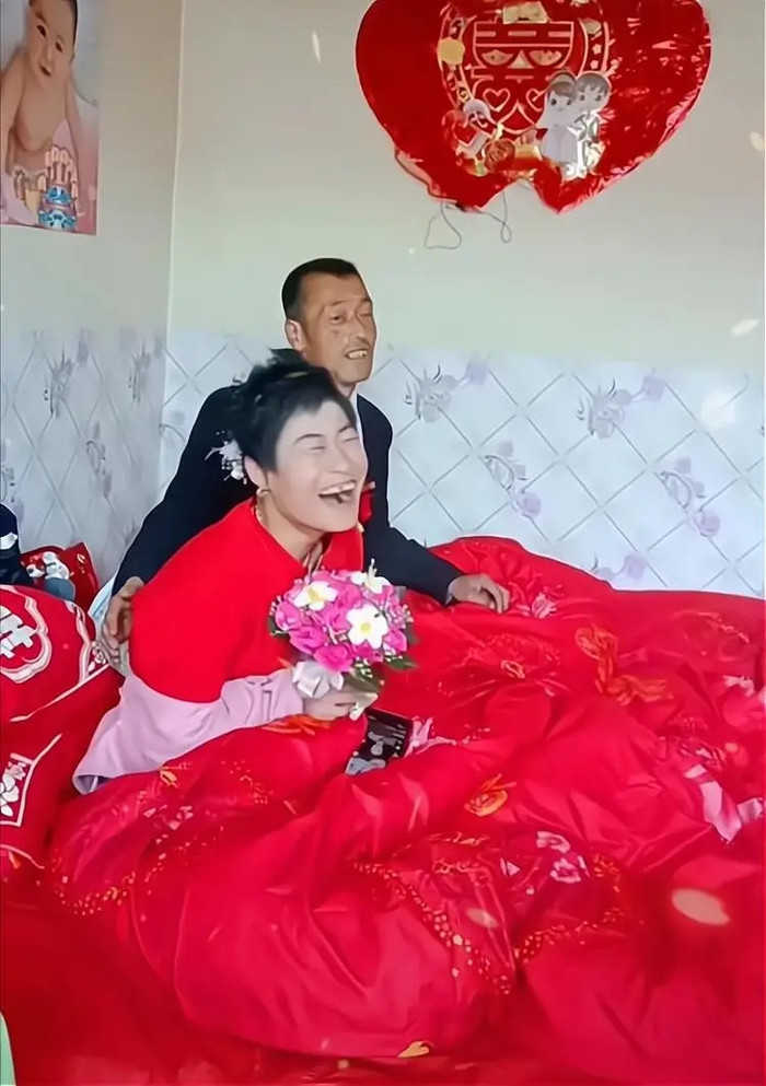 Cô dâu liên tục có biểu hiện lạ trong ngày cưới, cộng đồng mạng xôn xao Ảnh 3
