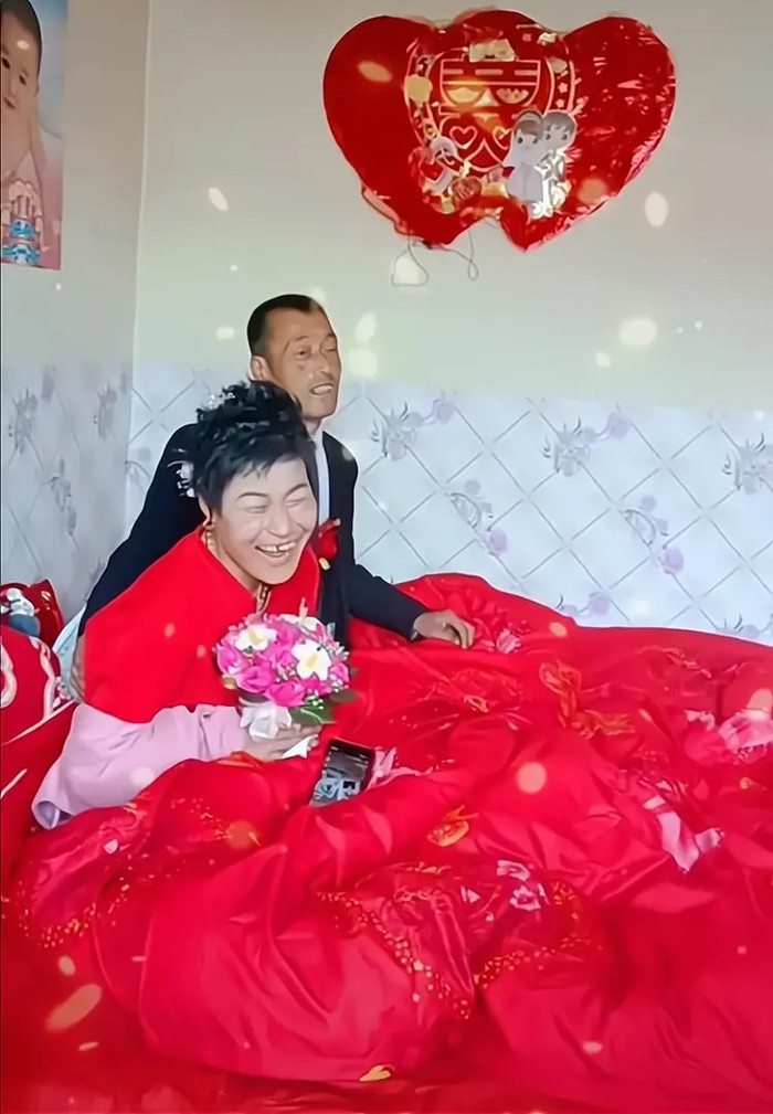 Cô dâu liên tục có biểu hiện lạ trong ngày cưới, cộng đồng mạng xôn xao Ảnh 1