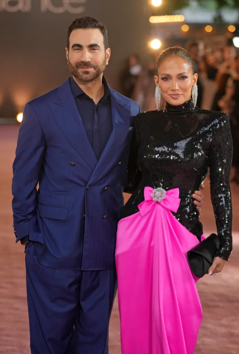 Jennifer Lopez và Brett Goldstein tại buổi ra mắt phim Office Romance. Ảnh: Getty Images