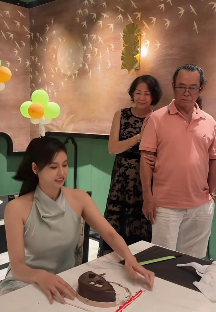 Trương Quỳnh Anh quay video vui vẻ cùng bố mẹ.