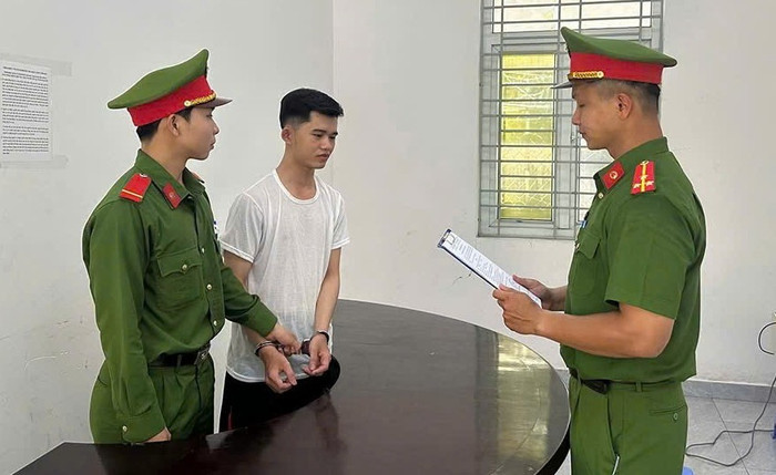 Cơ quan Cảnh sát điều tra Công an TP Đà Nẵng tống đạt các quyết định đối với Đỗ Phú Tâm. Ảnh: Công an TP Đà Nẵng&nbsp;