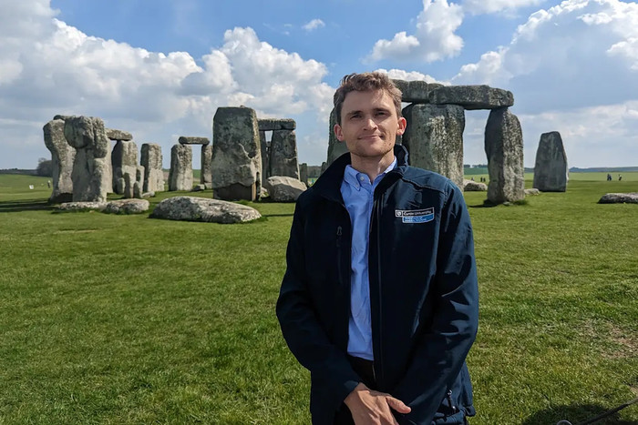 Tiến sĩ Anthony Clarke tại Stonehenge.&nbsp; (Đại học Curtin).