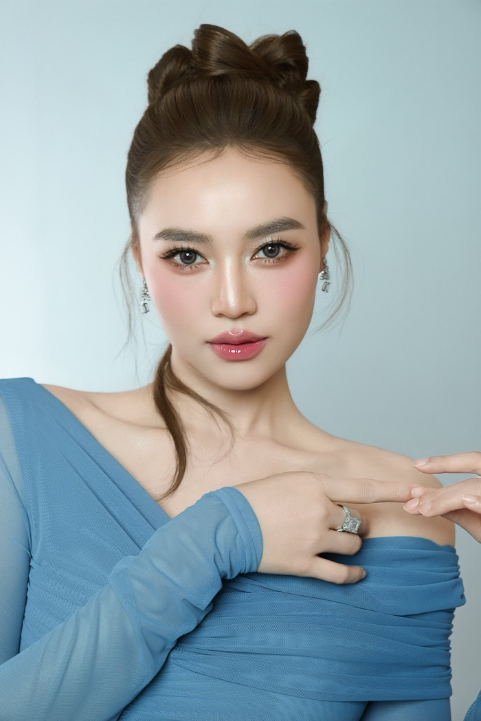 Ninh Dương Lan Ngọc từng có khoảng thời gian phải nhờ người dìu mỗi khi xuất hiện ở nơi công cộng. Ảnh: FBNV