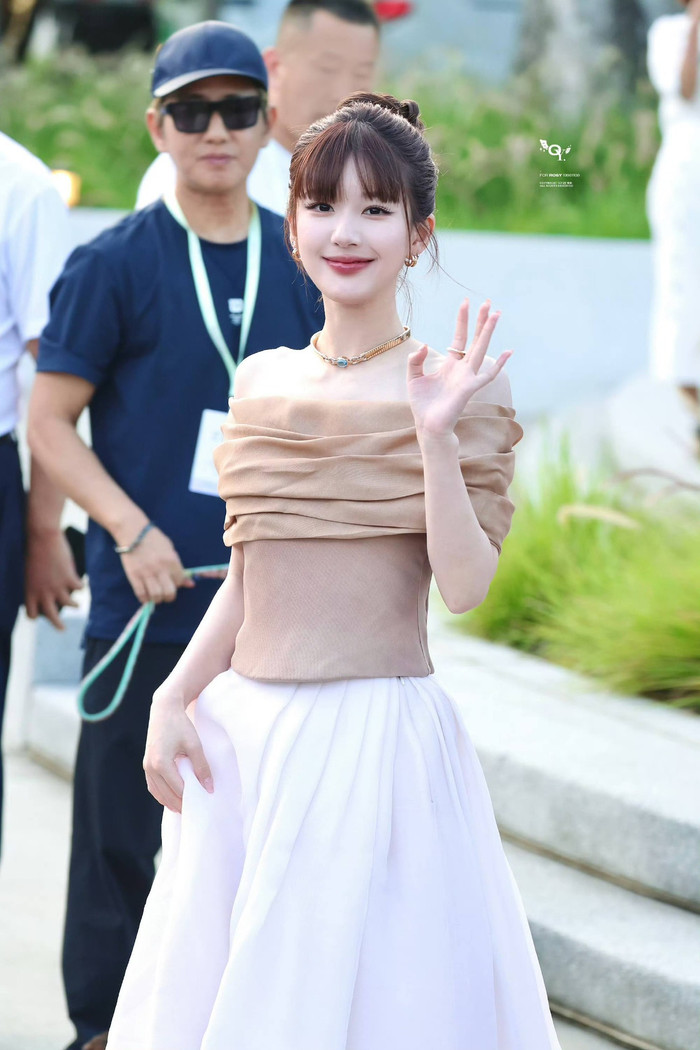 Triệu Lộ Tư vui vẻ vẫy chào người hâm mộ khi đến sự kiện. Ảnh: Fansite