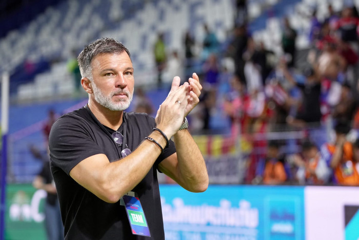 HLV Anthony Hudson thừa nhận cảm giác thất vọng sau khi tuyển Thái Lan hòa Kuwait 2-2 trong trận giao hữu FIFA Days diễn ra tối 5/6. Ảnh: FAT