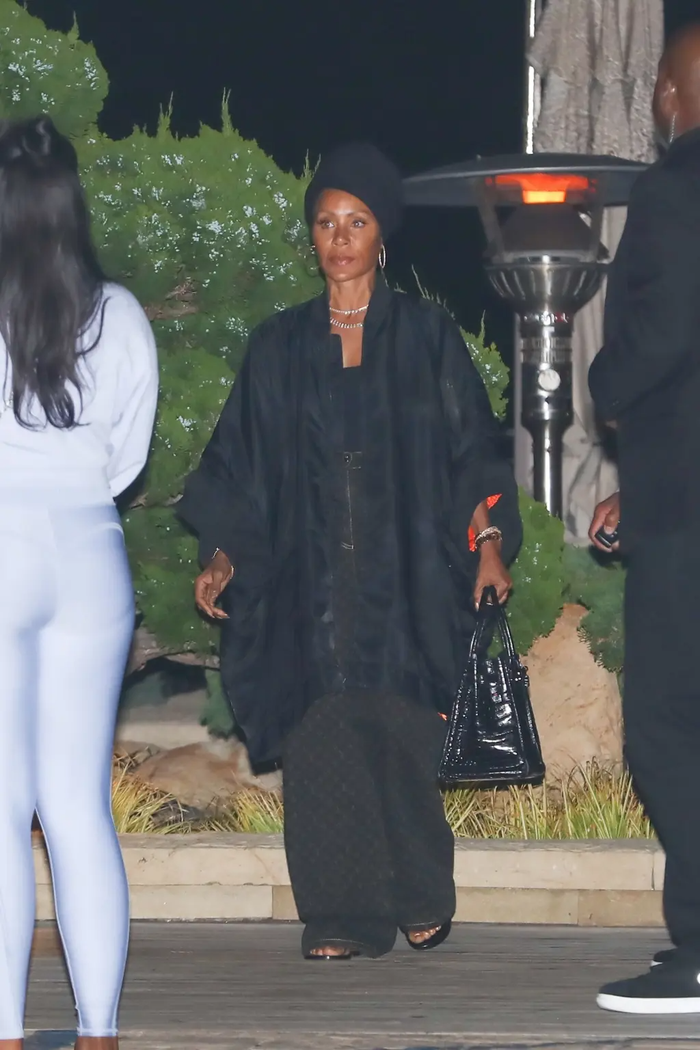 Jada Pinkett Smith xuất hiện với trang phục tông đen.