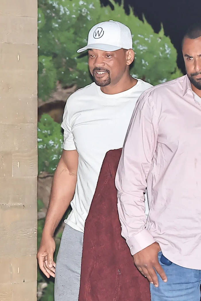 Will Smith lựa chọn phong cách giản dị với áo thun trắng.