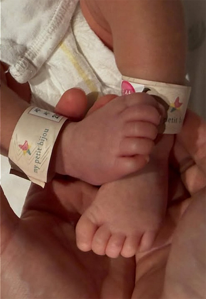 Hình ảnh con của Lee Si Eon và Seo Ji Seung.