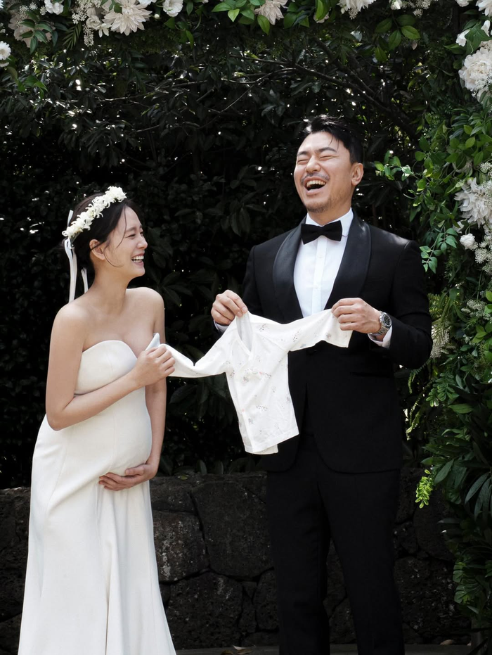 Nam diễn viên Lee Si Eon và vợ - Seo Ji Seung.
