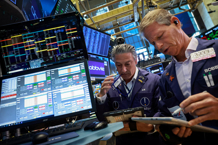 Các nhà giao dịch làm việc trên sàn giao dịch chứng khoán New York (NYSE) tại thành phố New York, Hoa Kỳ (Ảnh: Reuters).