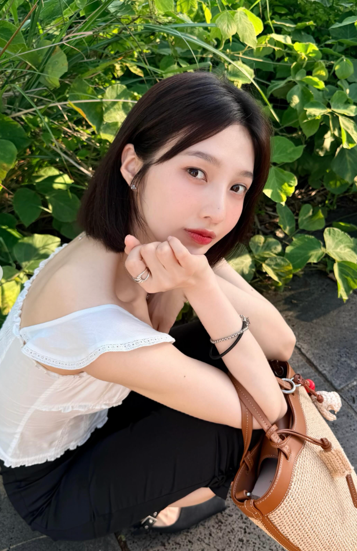 Set đồ đơn giản nhưng giúp cô khoe khéo vòng eo thon gọn cùng vóc dáng cân đối.