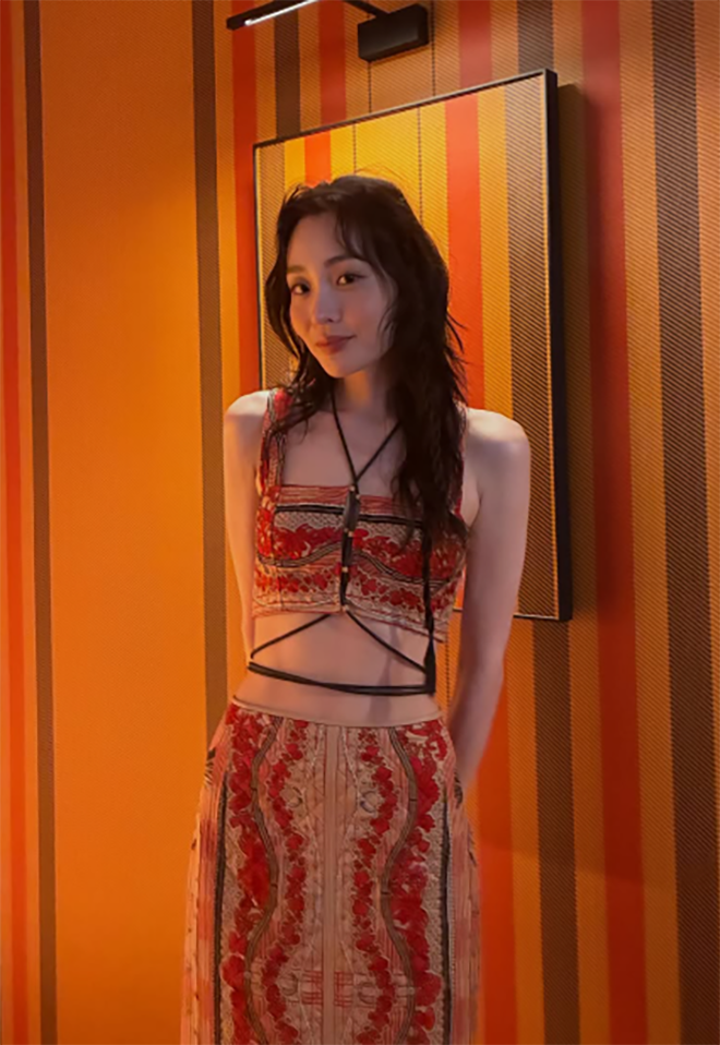 Nữ diễn viên Kim Min Ha chia sẻ loạt ảnh mới với ngoại hình gầy đi trông thấy.