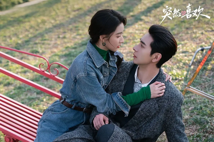 Bộ phim mang màu sắc xuyên sách và hài hước khi nhân vật Lâm Hoan Nhi bị cuốn vào thế giới của một cuốn tiểu thuyết ngôn tình mà cô từng chỉ trích. Để hoàn thành nhiệm vụ trở về thực tại, cô phải chinh phục một vị tổng tài mang tư duy của nhiều thập kỷ trước. Những tình huống dở khóc dở cười trong quá trình va chạm giữa hai thế hệ đã tạo nên câu chuyện tình cảm nhẹ nhàng nhưng không kém phần thú vị.