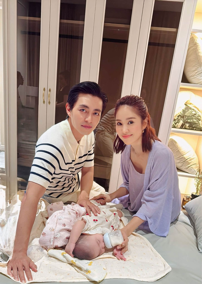 Lê Phương chúc mừng 'con gái' tròn 1 tuổi. Nhóc tỳ từng đóng vai con của cô và Quốc Huy trên màn ảnh.&nbsp;
