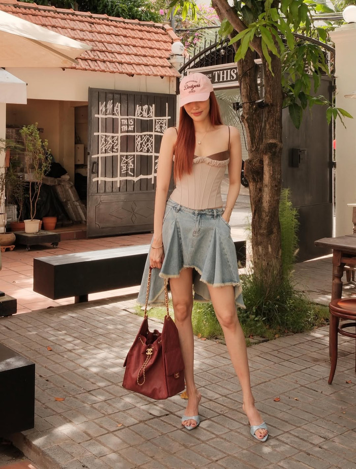 Đôi chân giày thẳng tắp của Lan Khuê khiến nhiều người trầm trồ.