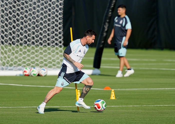 Theo Reuters, Lionel Messi đang hồi phục tốt sau chấn thương cơ và có thể ra sân ở các trận giao hữu chuẩn bị cho World Cup 2026 của tuyển Argentina, HLV Lionel Scaloni xác nhận hôm thứ Sáu. Ảnh: Reuters