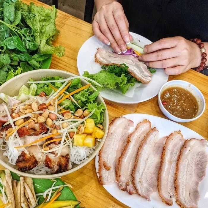 Bánh tráng cuốn thịt heo.