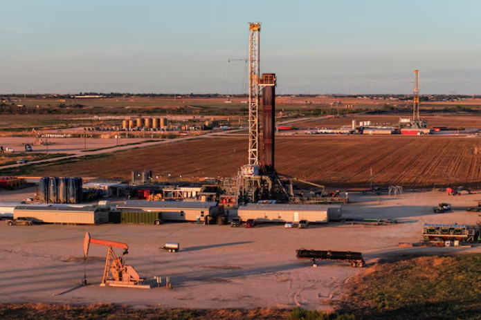 Hình ảnh chụp từ thiết bị bay không người lái (drone) ghi lại các giàn khoan dầu tại Midland, bang Texas, Mỹ, ngày 11/6/2025. Ảnh: Reuters/Eli Hartman (ảnh tư liệu).
