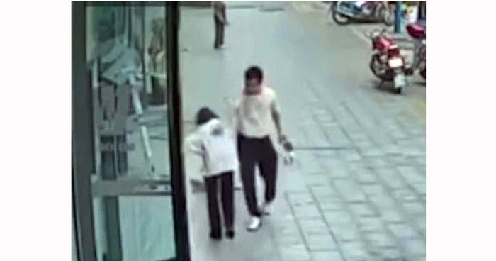 Người đàn ông có hành động với cụ bà đang đi bộ trên đường, camera hé lộ toàn bộ sự việc gây sốc Ảnh 1
