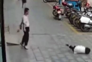 Người đàn ông có hành động với cụ bà đang đi bộ trên đường, camera hé lộ toàn bộ sự việc gây sốc Ảnh 3