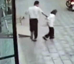 Người đàn ông có hành động với cụ bà đang đi bộ trên đường, camera hé lộ toàn bộ sự việc gây sốc Ảnh 2
