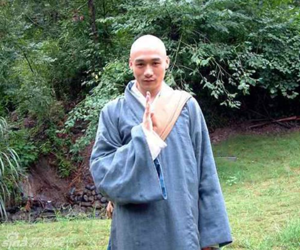 Sở hữu nội lực thâm hậu cùng địa vị cao trong võ lâm, Hư Trúc vẫn giữ được bản tính hiền hậu và khiêm nhường.