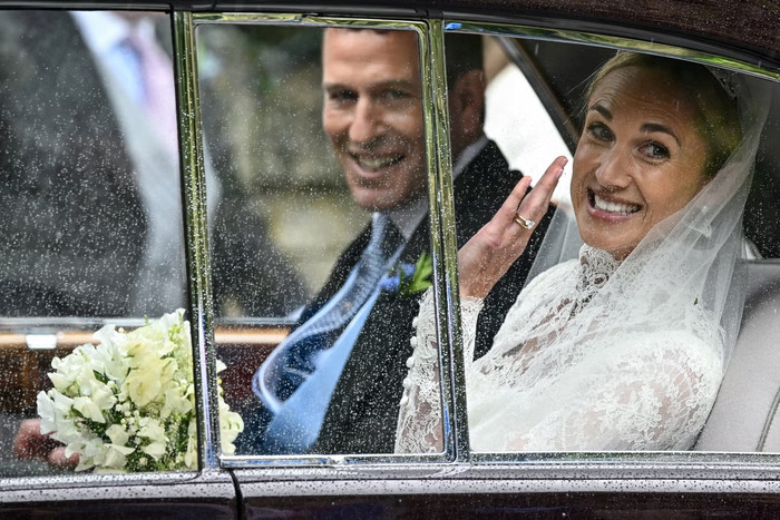 Harriet Sperling vẫy tay từ trong xe khi đang ngồi cùng Peter Phillips (Ảnh: Reuters)