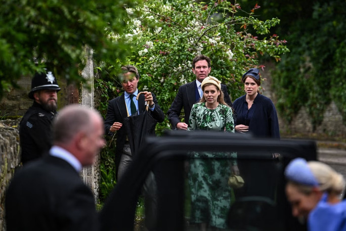 Công chúa Beatrice và Công chúa Eugenie của Anh đến dự đám cưới của con trai Công nương Anne, Peter Phillips (Ảnh: Reuters)