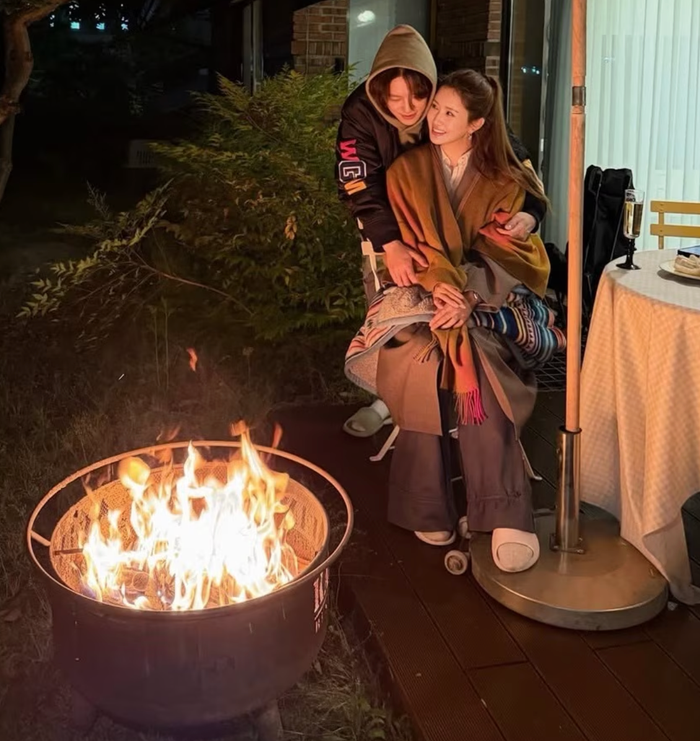 Lee Da Hae cười tươi rói khi được chồng ôm từ phía sau. Ảnh: IGNV