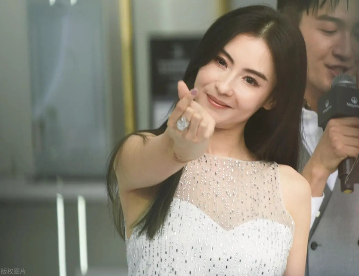 Trương Bá Chi cho rằng sức hút của người phụ nữ không nằm ở việc trẻ bao nhiêu tuổi, mà nằm ở sự tự tin và cách họ đối xử với chính mình.