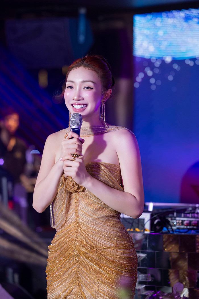 Vợ Chi Bảo nhận 'mưa lời khen' bởi nhan sắc cùng vóc dáng quyến rũ, dù đã là mẹ 2 con.