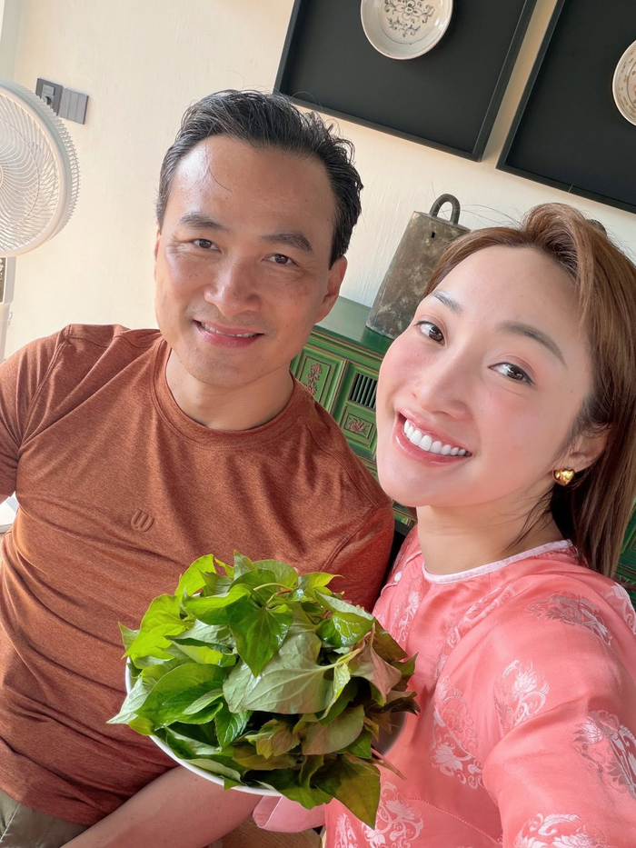 Cuộc sống hôn nhân viên mãn của vợ chồng Chi Bảo khiến nhiều người ngưỡng mộ.