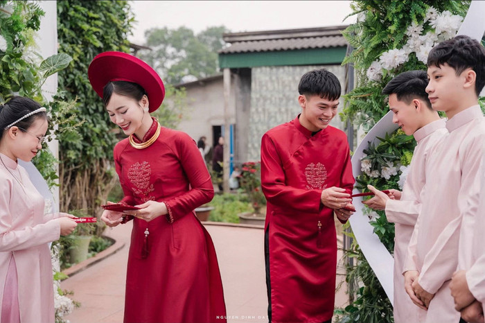 Cầu thủ Hồ Văn Cường và bà xã Nguyễn Linh đều cùng quê Nghệ An.