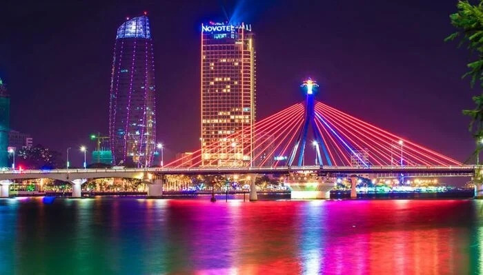 Ngắm vẻ đẹp về đêm của cầu sông Hàn.
