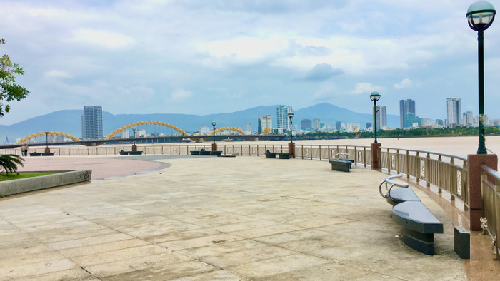Dạo bộ bên ven sông Hàn ngắm cảnh đẹp Đà Nẵng