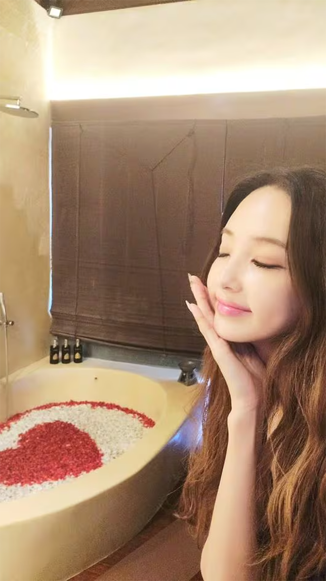 Han Chae Young chia sẻ hình ảnh kỷ niệm 19 năm ngày cưới.