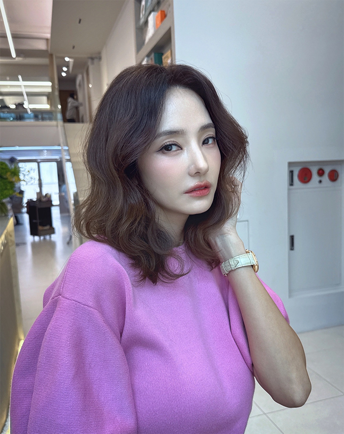 Nhiều khán giả bày tỏ sự ngưỡng mộ trước cuộc sống gia đình hạnh phúc cũng như khả năng duy trì nhan sắc trẻ trung của Han Chae Young.