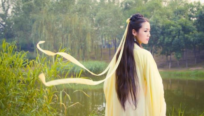 Chỉ sau vài hiệp đấu, Hoàng Y Nữ Tử đã khống chế hoàn toàn Chu Chỉ Nhược.