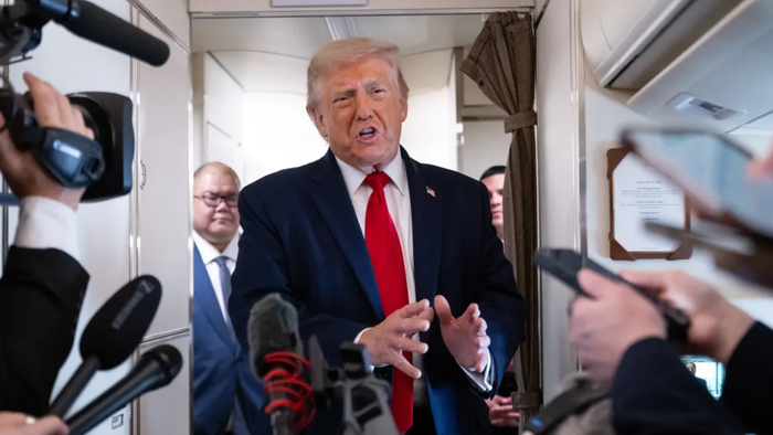 Tổng thống Mỹ Donald Trump nói chuyện với báo chí trên chuyên cơ Air Force One khi ông bay từ căn cứ không quân Joint Base Andrews ở Maryland đến Eau Claire, Wisconsin, ngày 5 tháng 6 năm 2026. Ảnh: CNBC