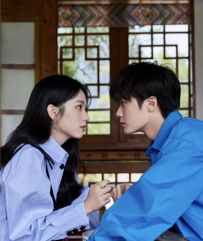 Không khai thác những hiểu lầm hay mâu thuẫn gay gắt, Rất Nhớ Rất Nhớ Anh mang đến câu chuyện tình yêu nhẹ nhàng giữa bác sĩ kiêm diễn viên lồng tiếng Mạc Thanh Thành và cô gái yêu âm nhạc Cố Thanh. Bộ phim nổi bật với bối cảnh xoay quanh thế giới lồng tiếng, âm nhạc cổ phong và ẩm thực, nơi hai nhân vật dần xích lại gần nhau qua những cuộc trò chuyện giản dị và niềm đam mê chung. Không khí ấm áp cùng nhịp phim thư thái giúp tác phẩm trở thành lựa chọn yêu thích của nhiều khán giả.